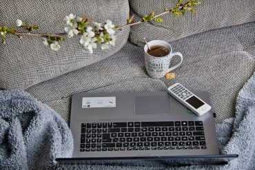 Pros and cons of working at home for women