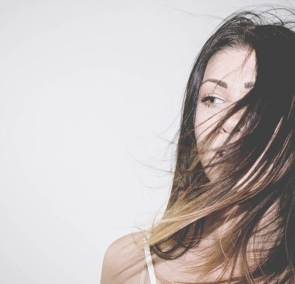 How to Identify the Early Signs of Hair Loss in Women